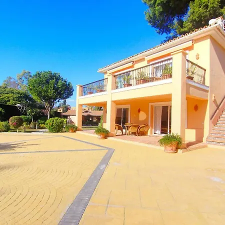1072 Beachfront House Private Pool Estepona