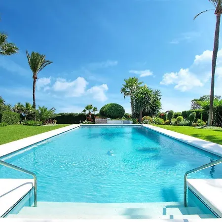 1072 Beachfront House Private Pool Estepona