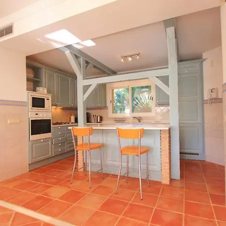 1072 Beachfront House Private Pool Estepona