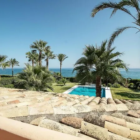 1072 Beachfront House Private Pool וילה