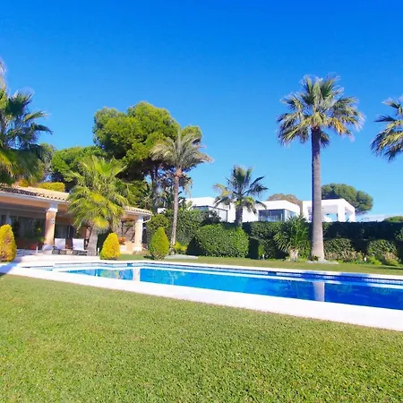 1072 Beachfront House Private Pool וילה