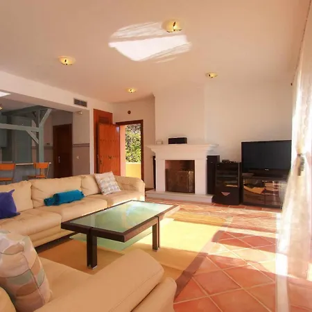 1072 Beachfront House Private Pool וילה